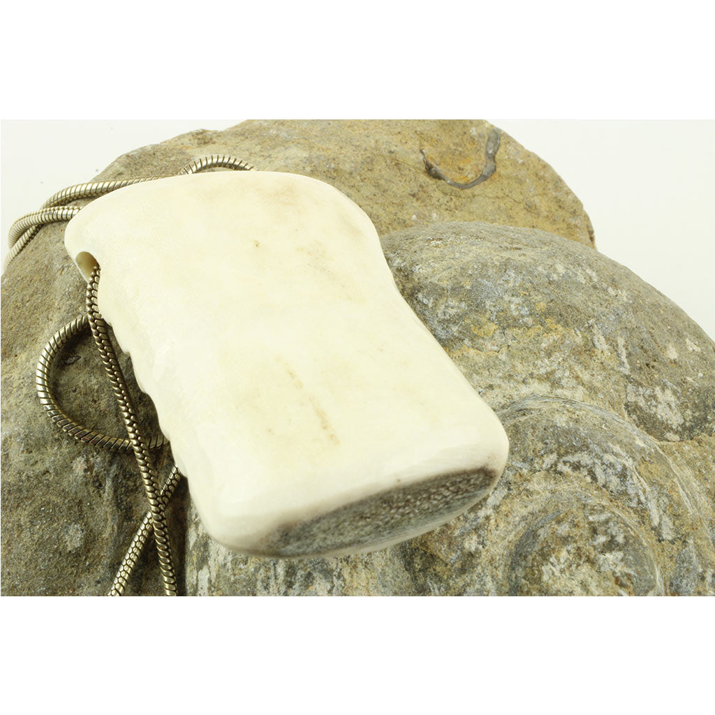 Grønlandsk åndemaske tupilak med halskæde