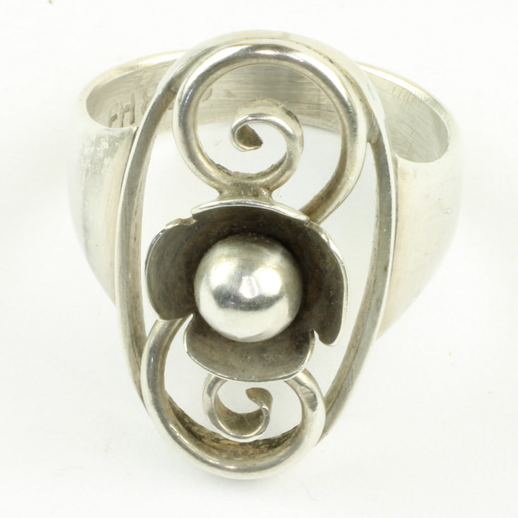 Kraftig ring i art deco stil udført af Frantz Hingelberg indvendig stemplet FH samt 830