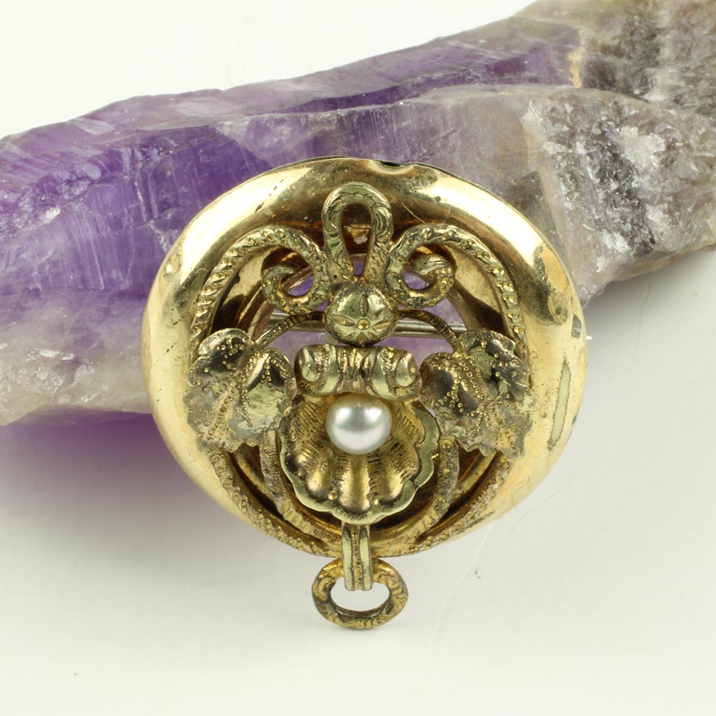 Fin gammel broche af guldblik (metal på valset med ægte guld)