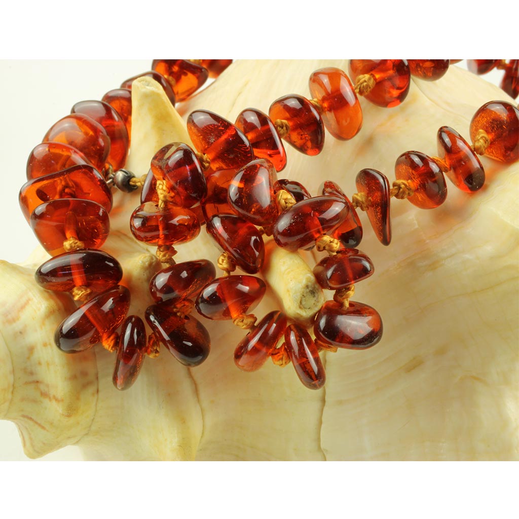 Halskæde af poleret rødgyldent rav