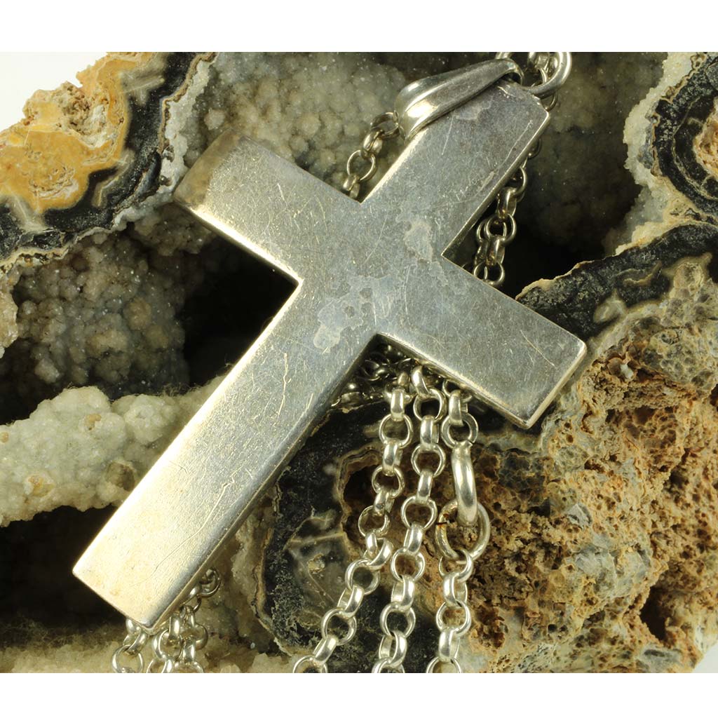 Antik kors i kæde af sølv