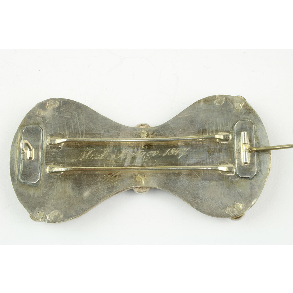 Bagpå prikgraveret ejernavn samt årstallet 1847