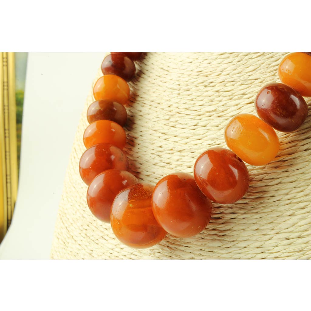 Halskæde af håndslebne ravperler fra Vesterhavet