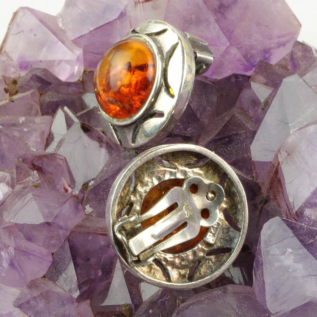 Øreklemmer af sølv med rav