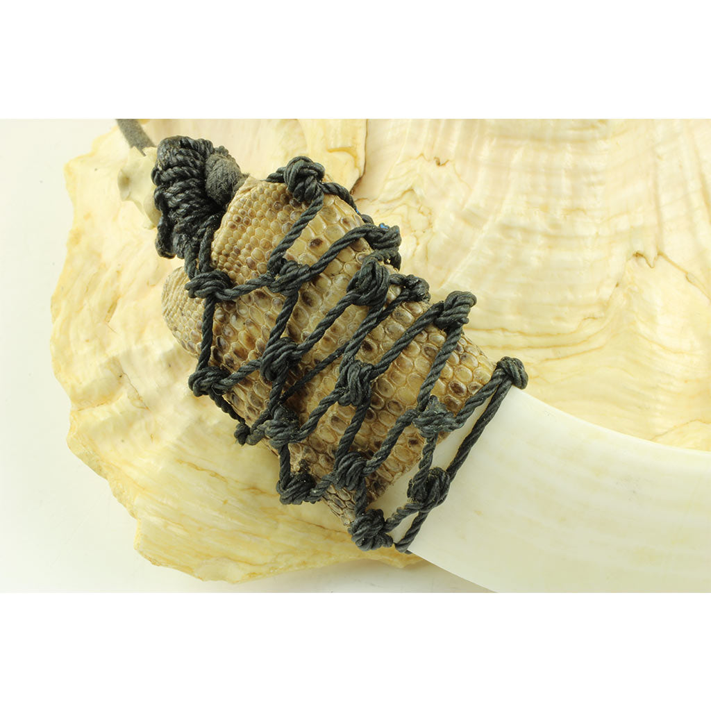 stor vildsvin hjørnetand monteret med alligator skind og fletværk af snor