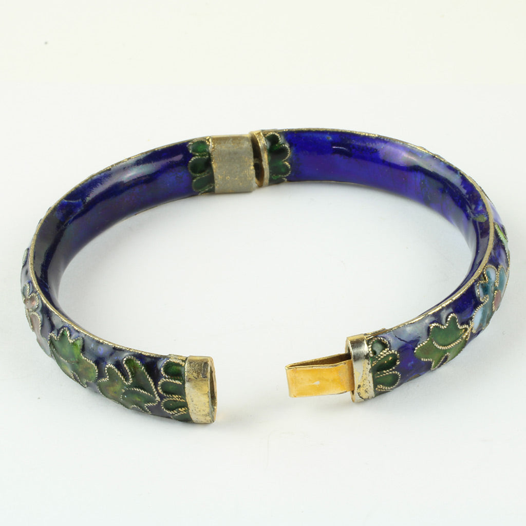 armring med overflade af cloisonne med mønster af blomster og blade