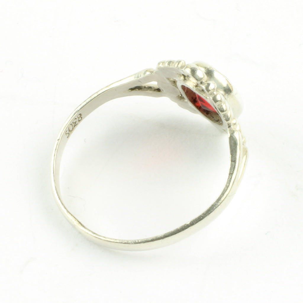 Ringen har en indfattet rød sten - sandsynligvis granat