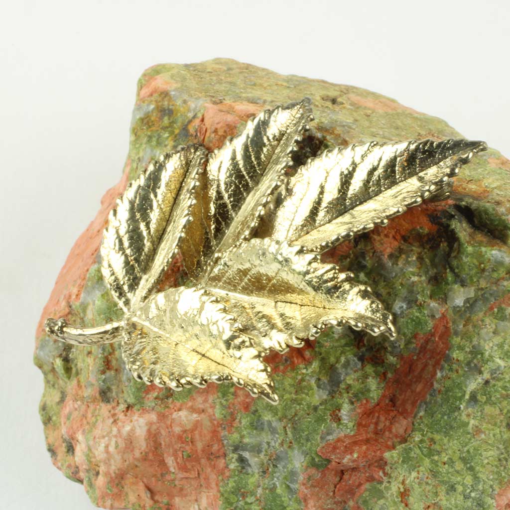 Leo Askhem broche af forgyldt rosenblad