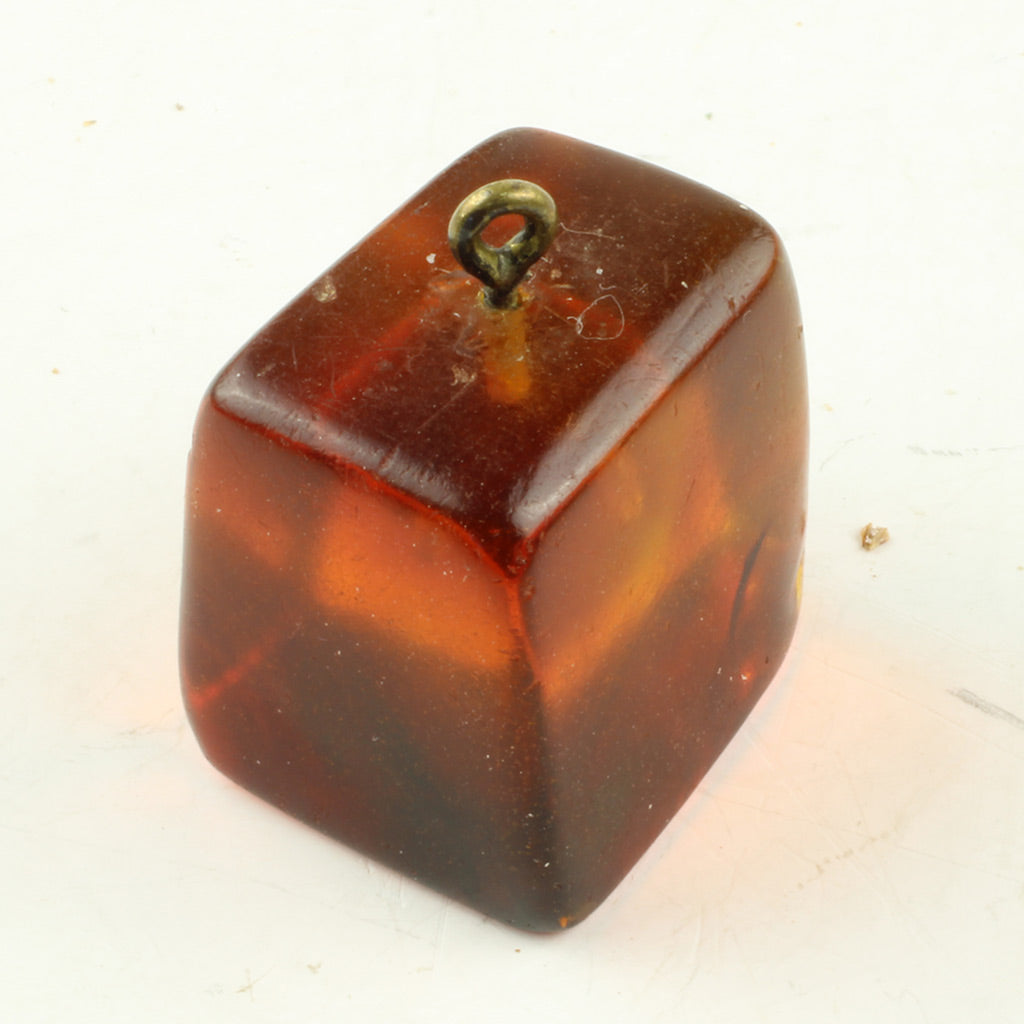 Firkantet vedhæng af rødgyldent klart rav