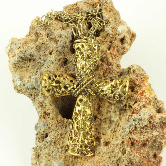 Kors støbt med filigran lignende ornamentik i vikingeagtig mønster