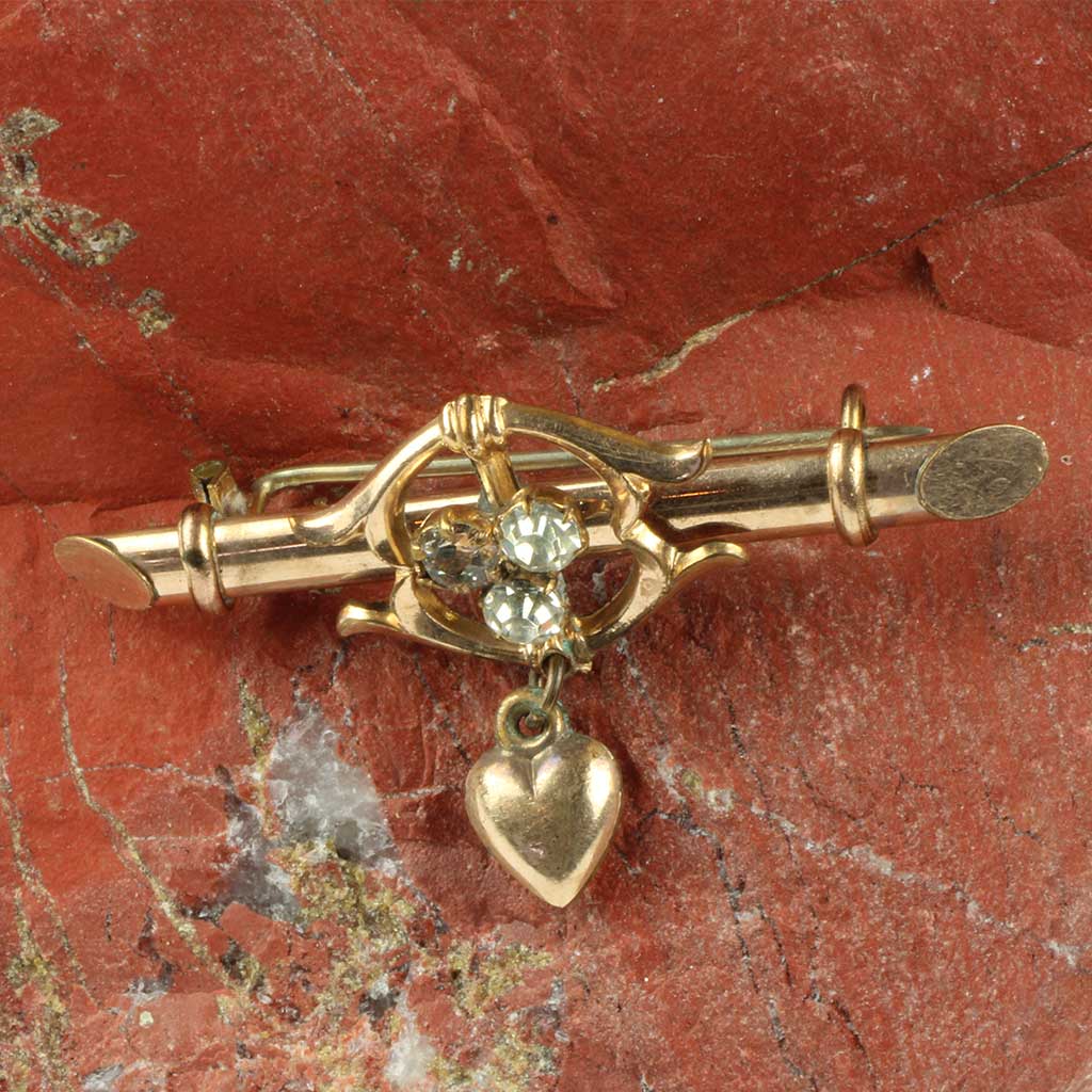 Antik broche af forgyldt metal og guldblik elegant anrettet