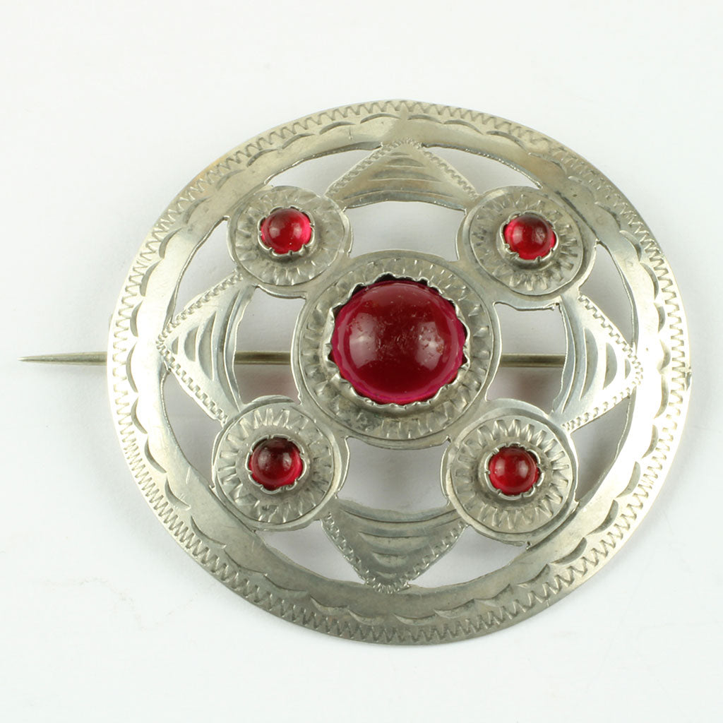 Broche af sølv med granat fra Olaf S. Thomsen stemplet ST samt lødighed 826.