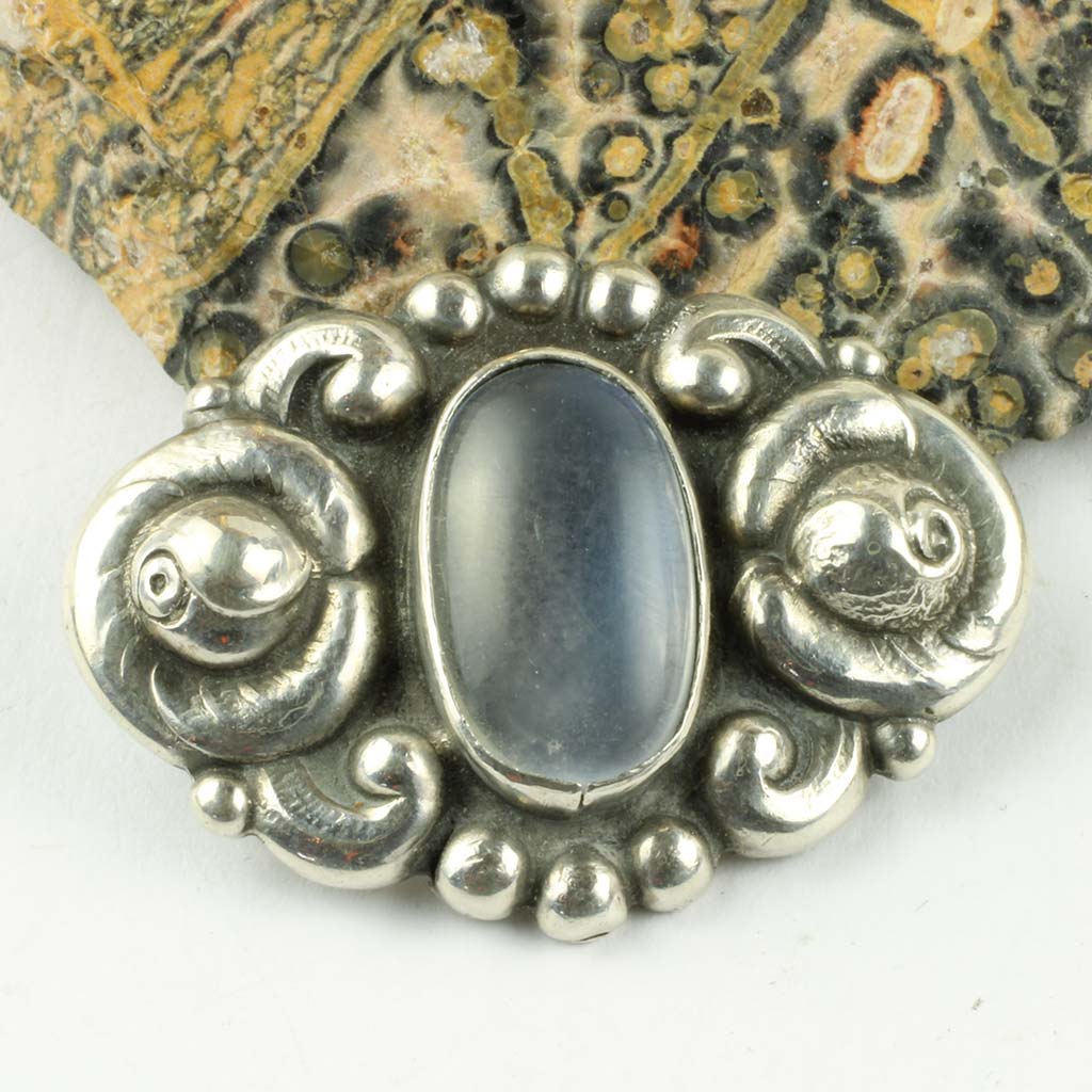 Antik Hans Nicolajsen Hansen broche med månesten ca. år 1920