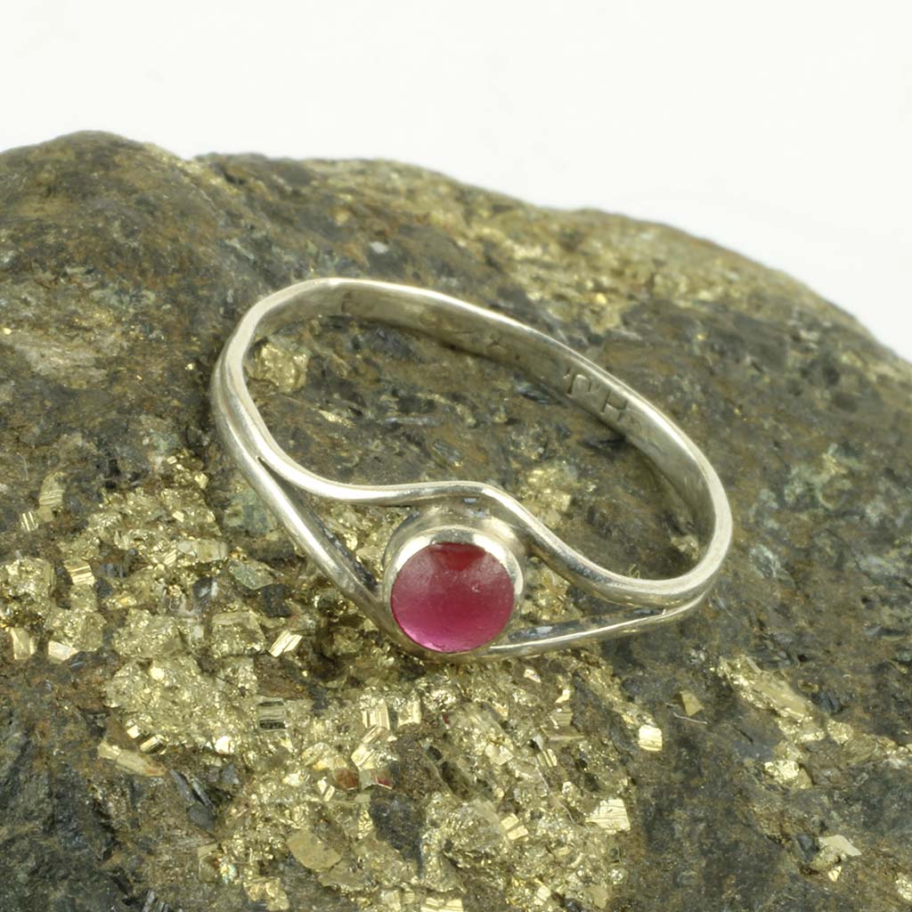 Ring af sølv fra Hans Jensen i sat cabochon slebet sten