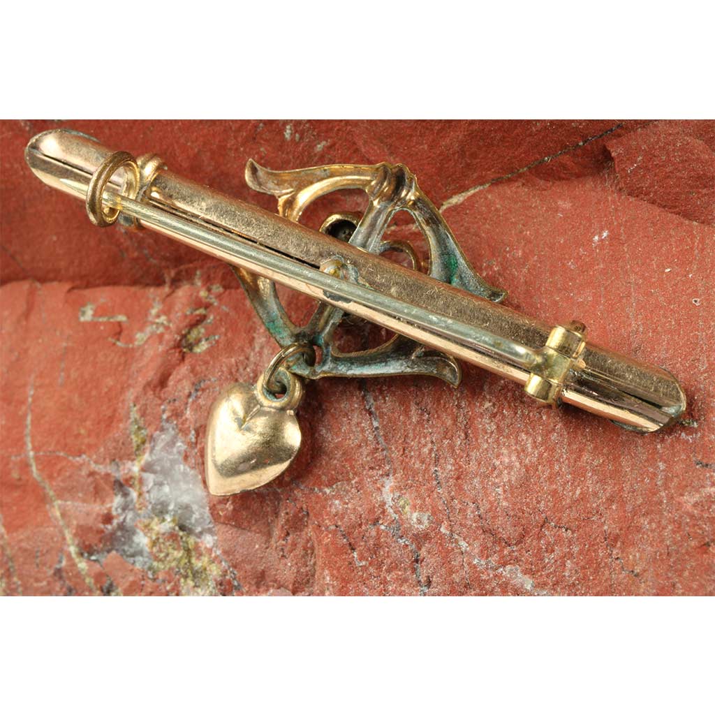 Antik broche med hjerte og tre sten