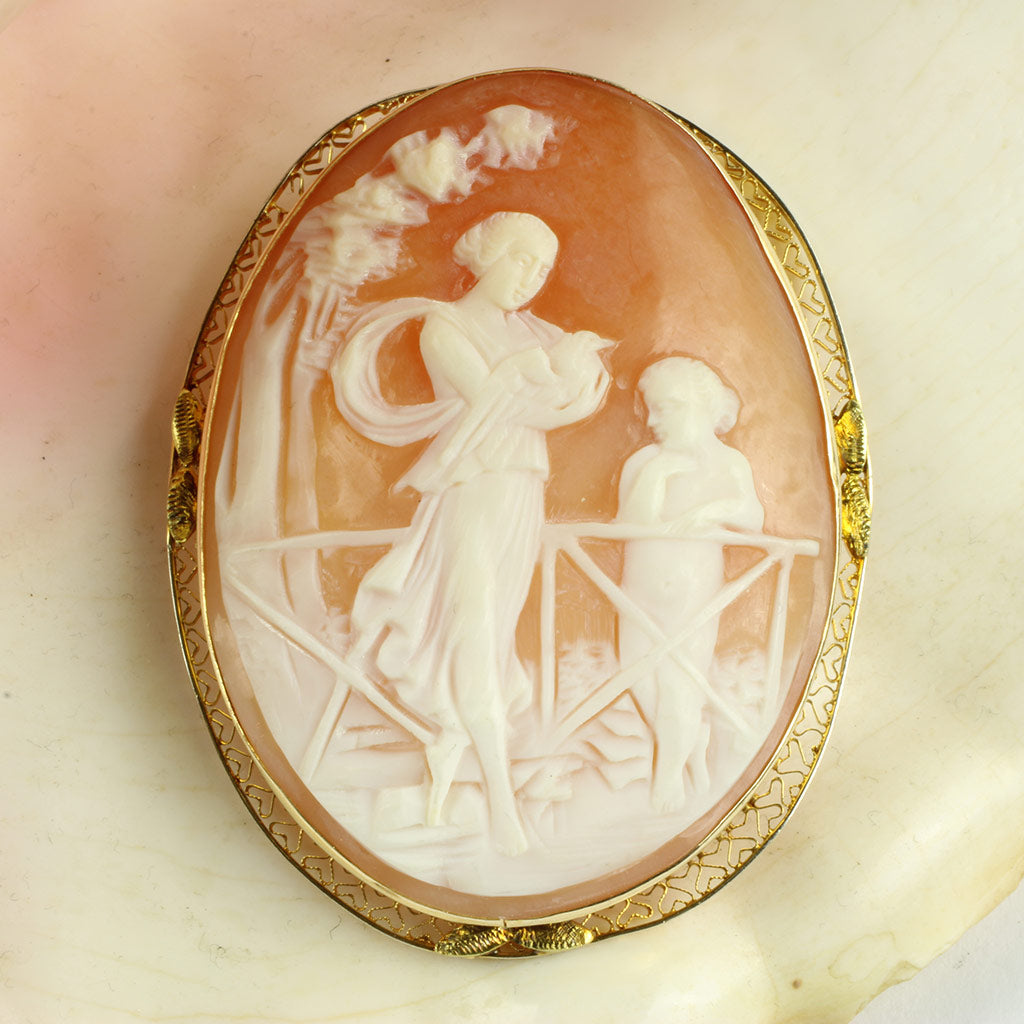camé fra Italien med motiv af kvinde der bærer en due ved siden af hende dreng antagelig Amor