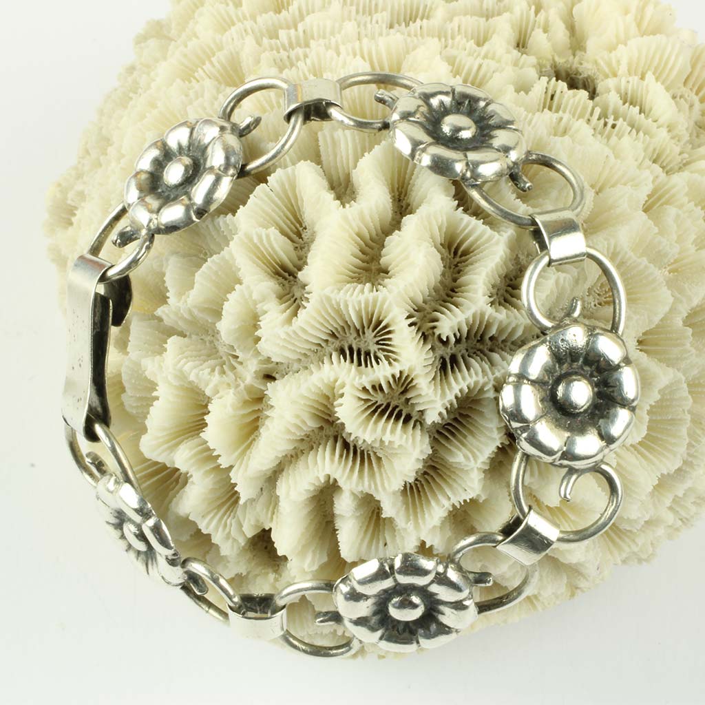 armbånd fra ca. 1940 med blomster og givet til en lille pige i gave