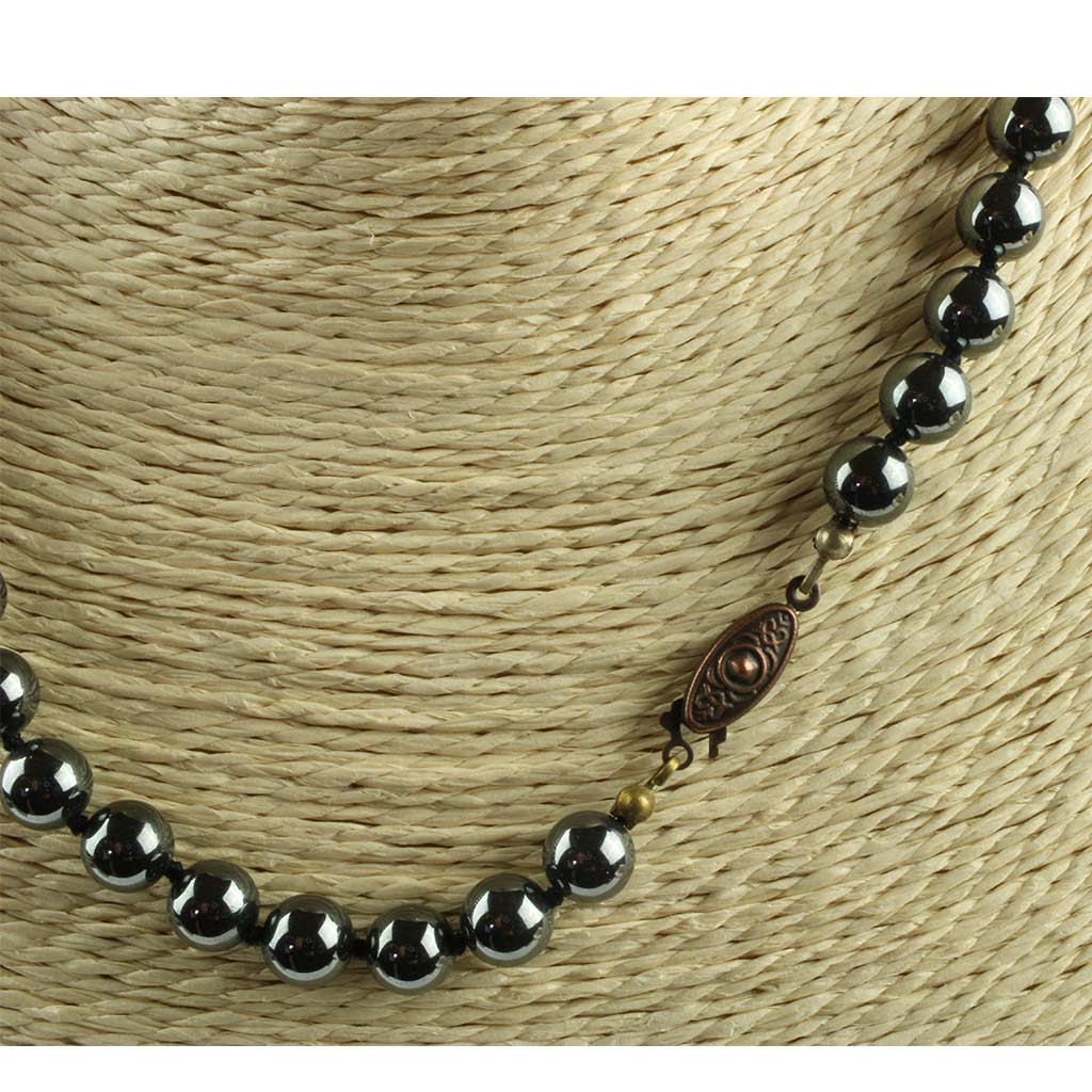 Halskæde af drejet og poleret hæmatit