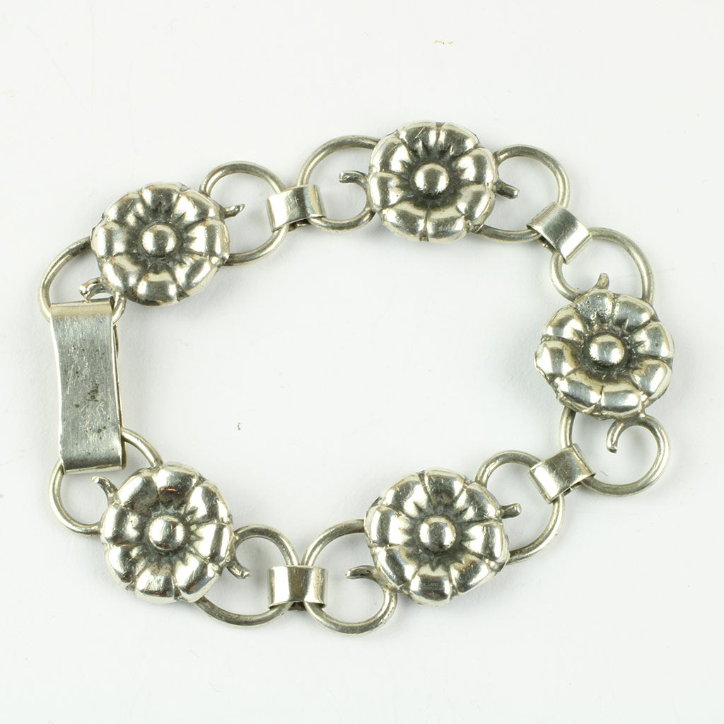 Armbånd af sølv med blomster