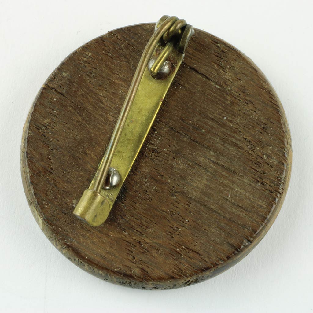 Broche af egetræ med indlagt metal