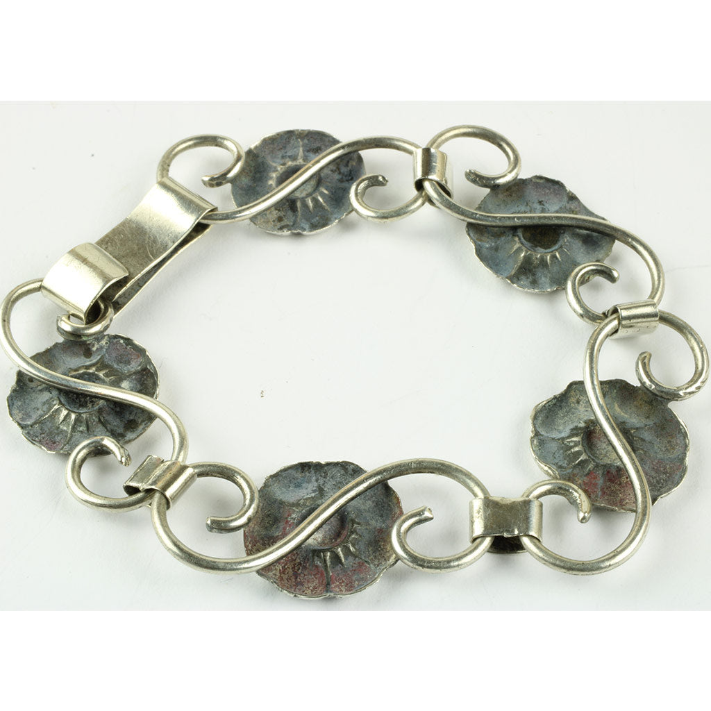 Armbånd af sølv med blomster