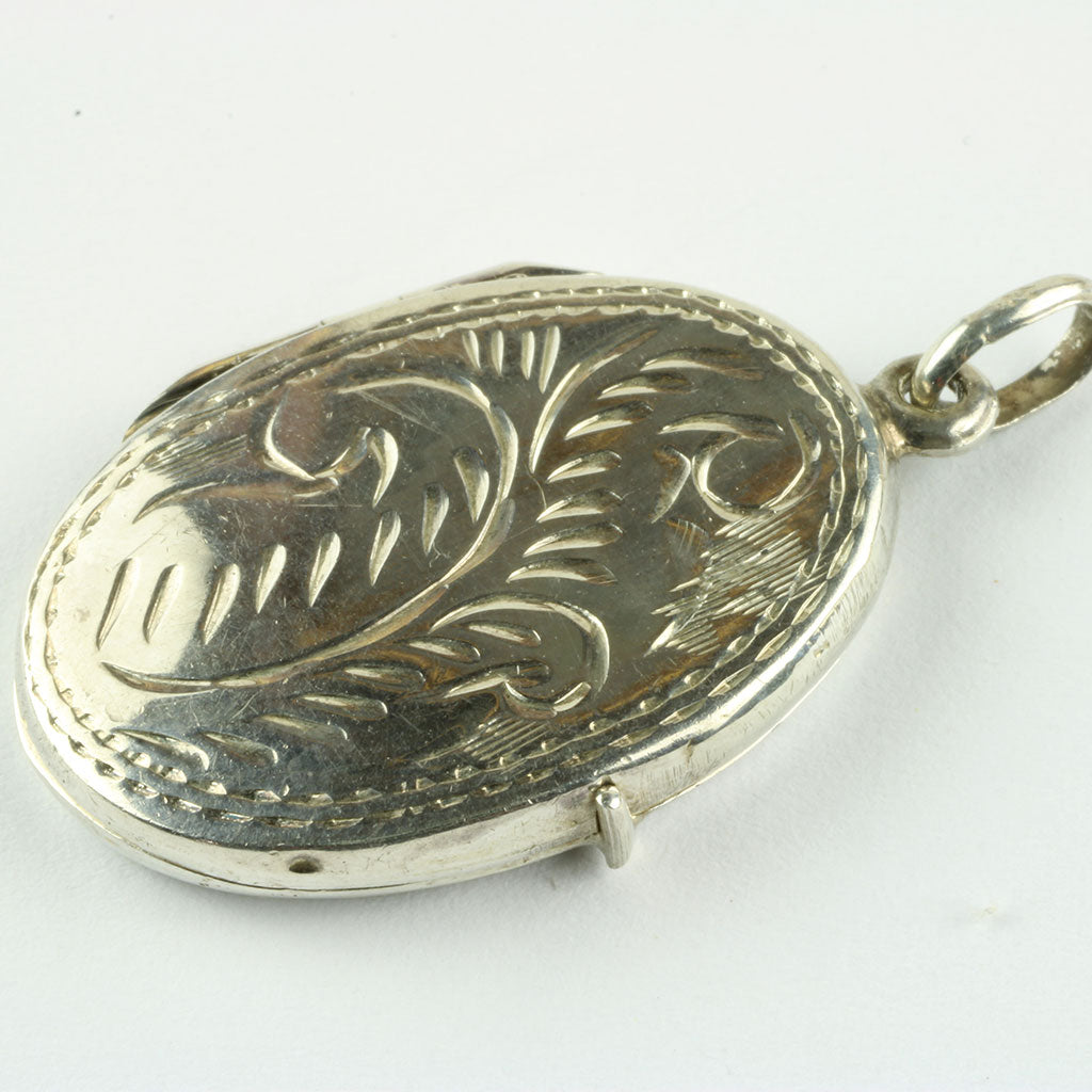 Medaljonen har udvendig motiv af planter