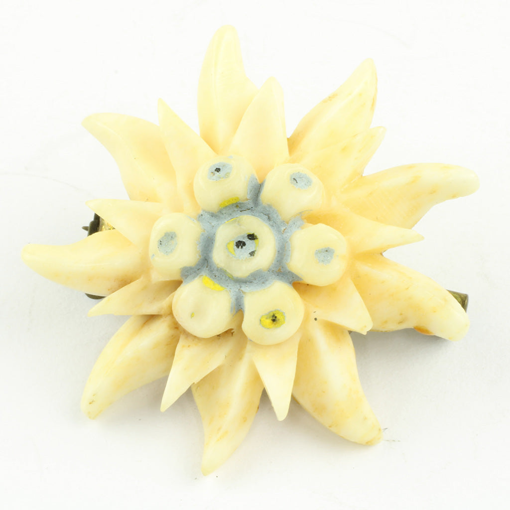 Klassisk broche forestillende Edelweiss af udskåret ben med rester af bemaling