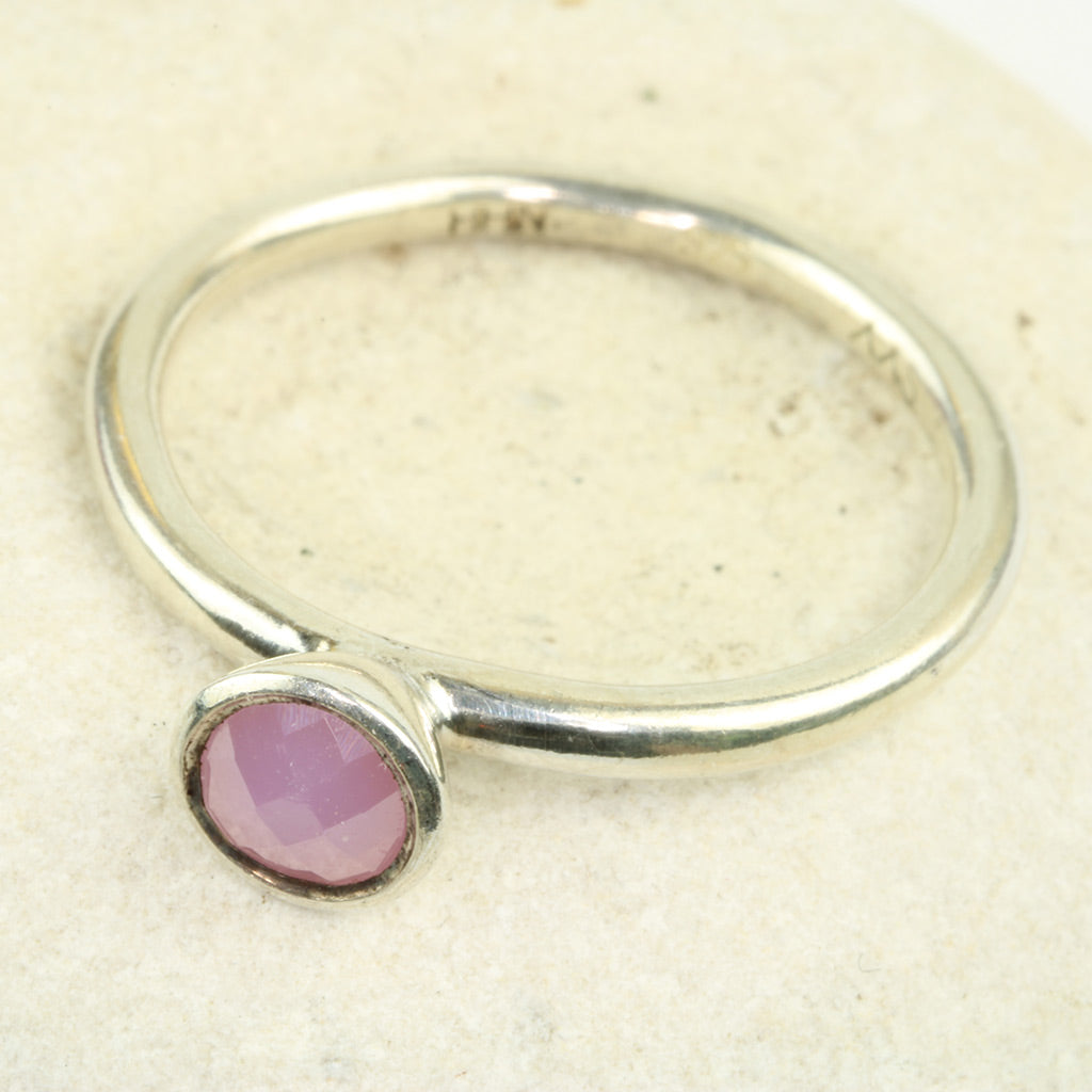 Ring fra Hans Henrik Nygaard af sterlingsølv med rosa sten