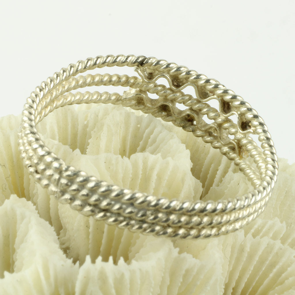 Ring af snoet metaltråd - str: 54