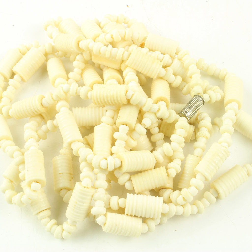 Treradet halskæde af skåret og drejet ben