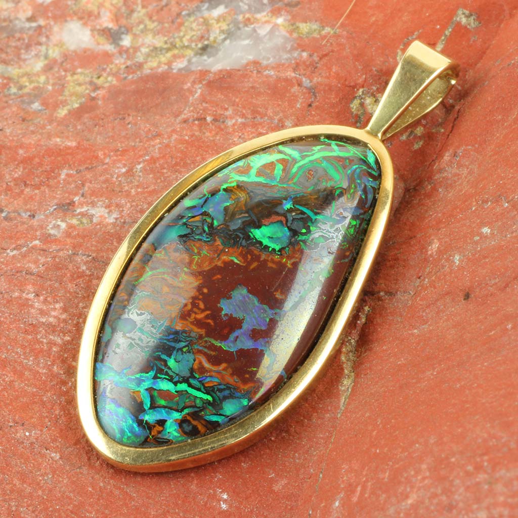 Australsk opal indfattet i 14 kt. guld fra området Yowah