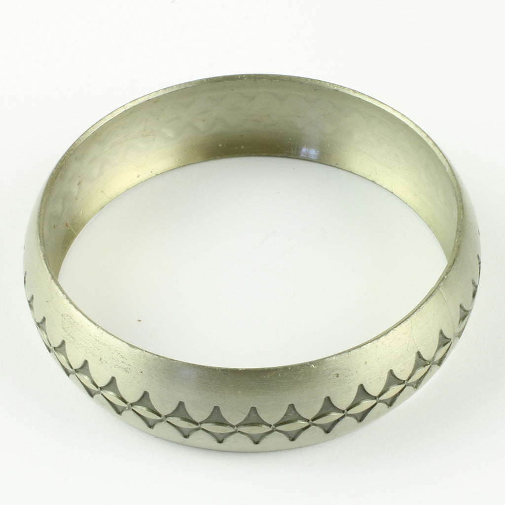 Elegant armring af bøjet tin med moderne mønster fra Løgeskov Tin