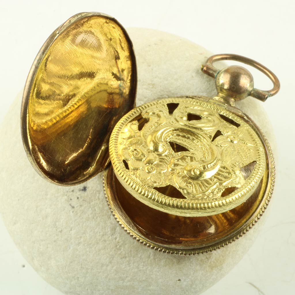 Antik hovedvandsæg i medaljon form