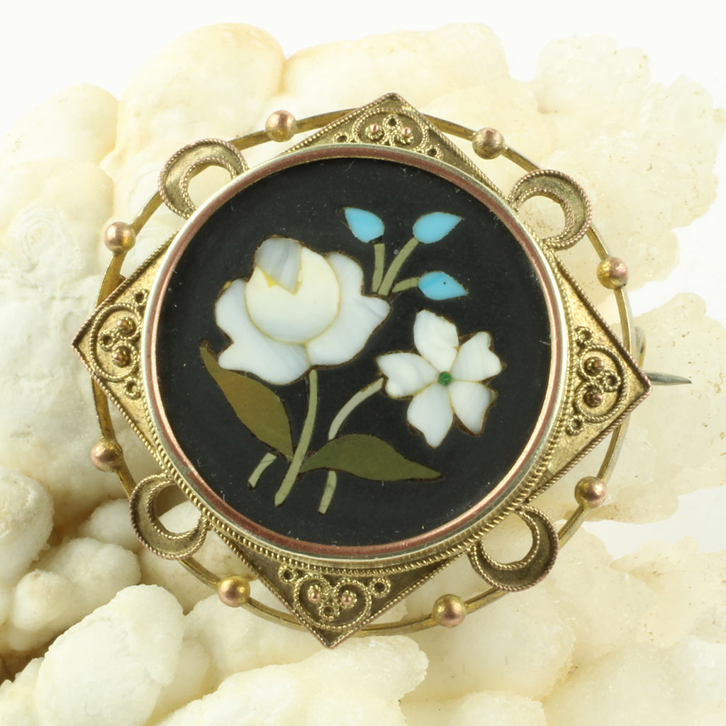 broche i pietra dura teknik med indlagte hvide og blå blomster