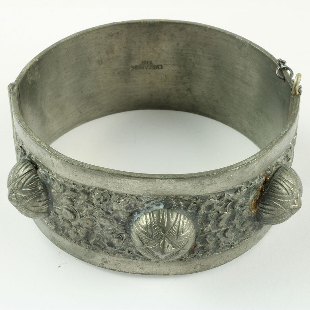 Armring af tin med seks påsatte kopier af antikke tinknapper