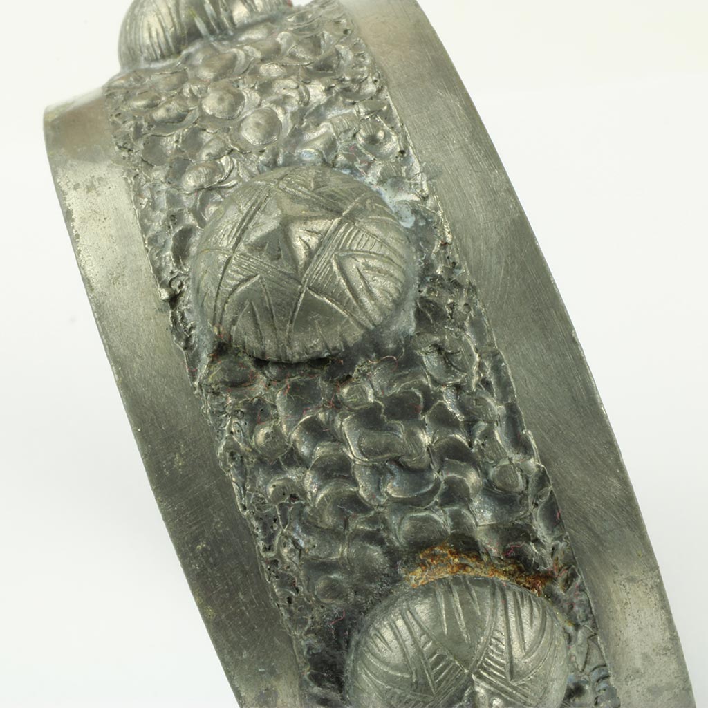 Lysgaards Tin armring med "tinknapper"