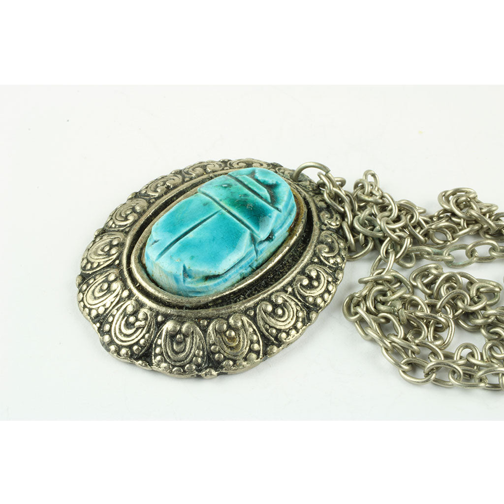 Vedhæng med indfattet skarabæ