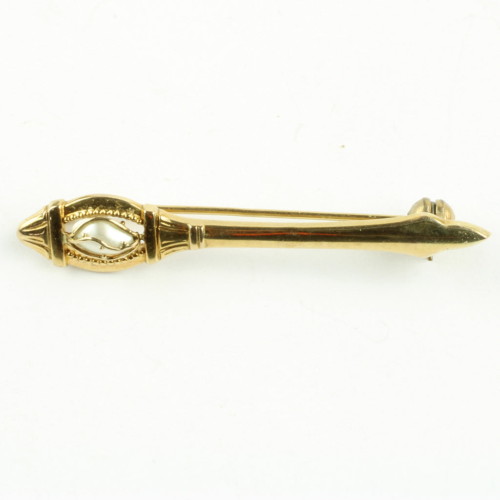 Elegant broche af 8 kt. guld formet som en fakkel hvor en ægte naturperle