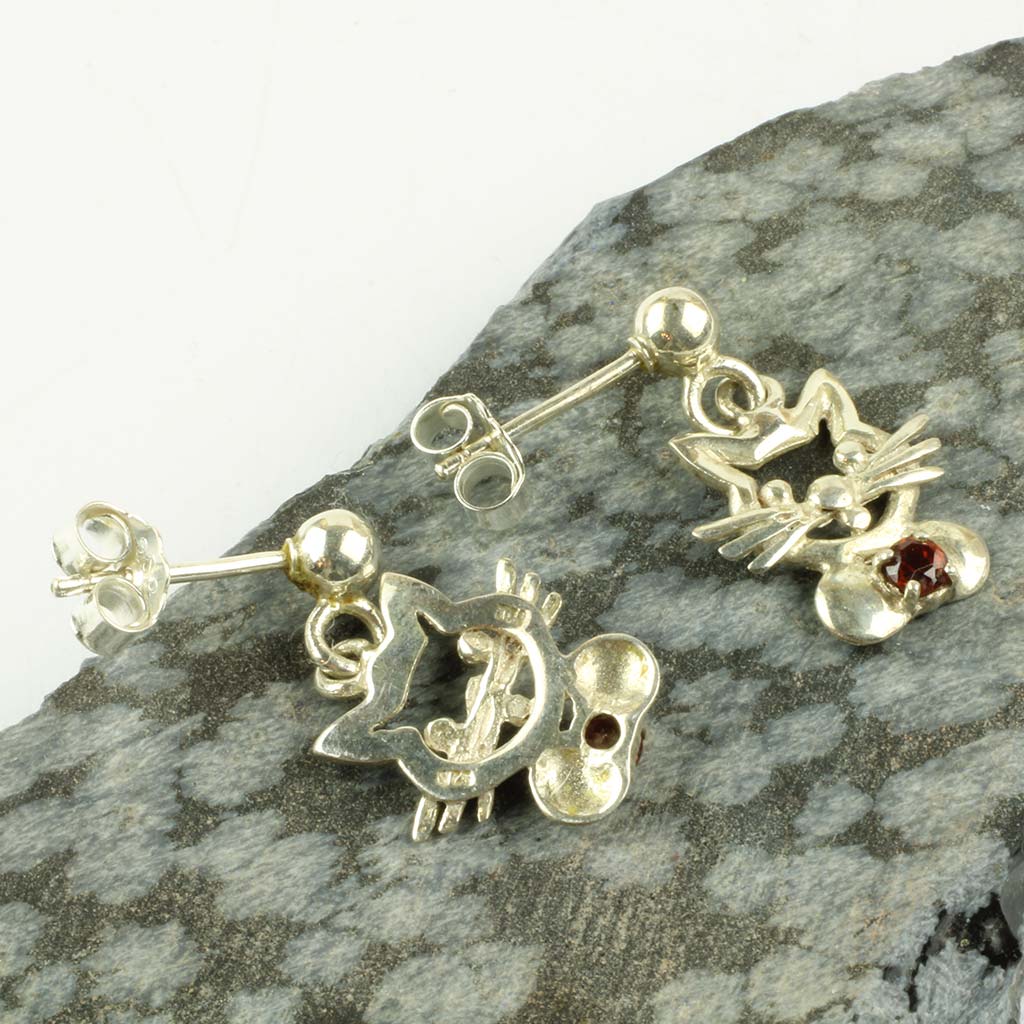 Øreringe af sterlingsølv med granat