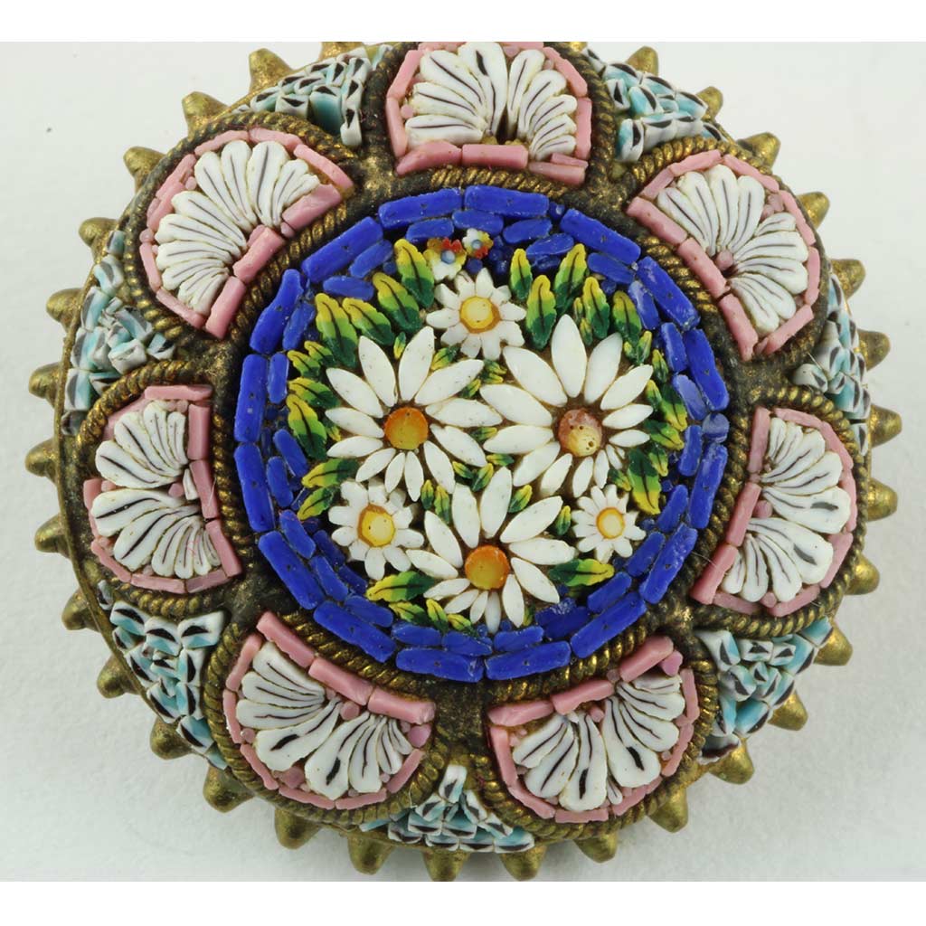broche fra Italien lavet i danskvenligt design med margueritter på blå bund