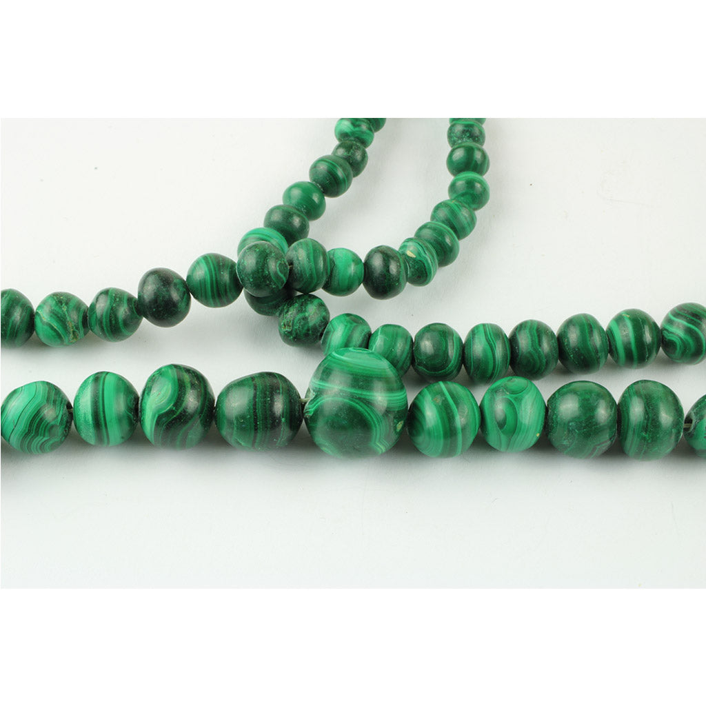 Halskæde af håndslebne malakit perler