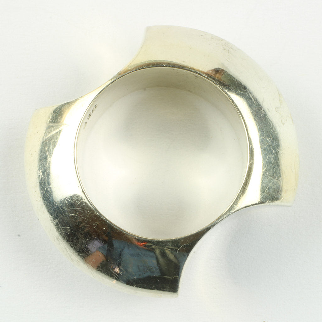 Spændende og anderledes ergonomisk formet ring stemplet 925