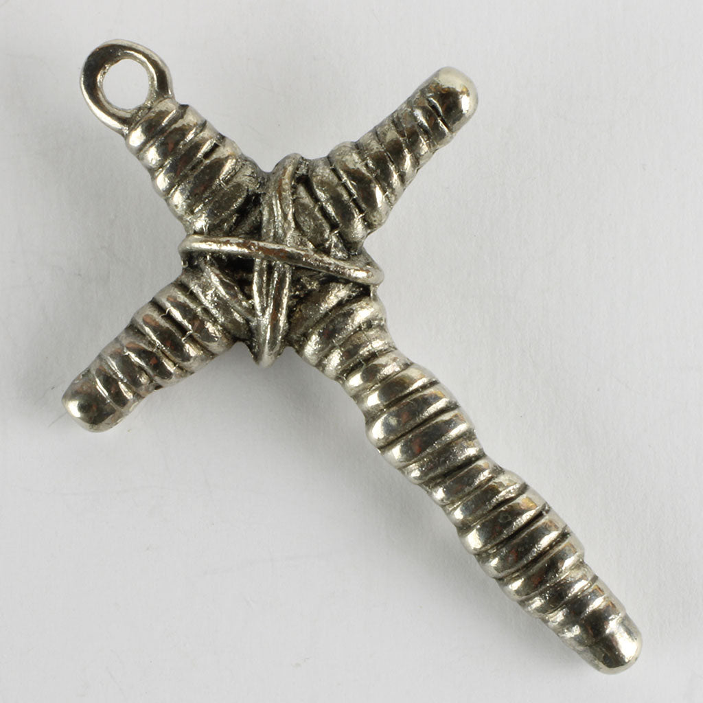 Materialet er af sølvlignende metal men ingen stempler