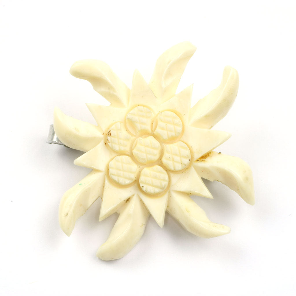 Broche af udskåret ben forestillende edelweissblomst