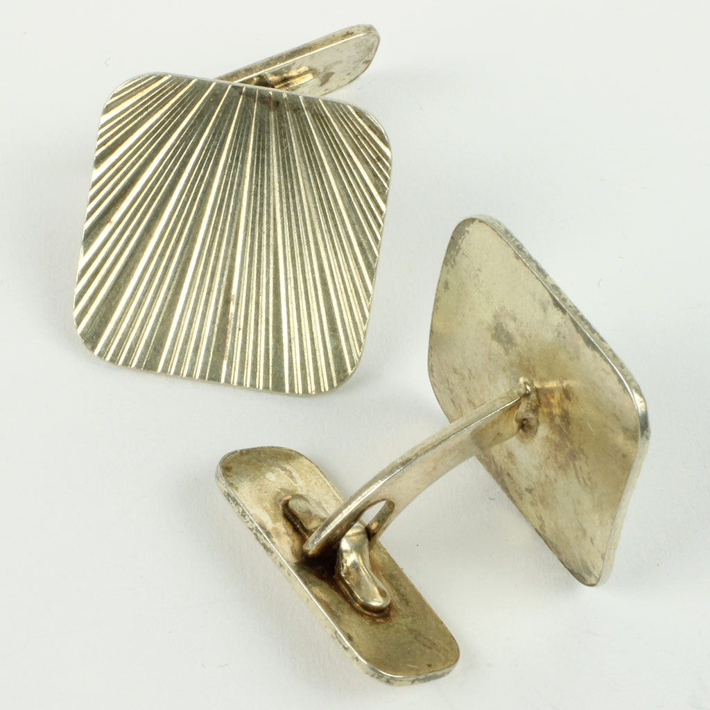 Manchetknapperne er stemplet 835 samt HJ