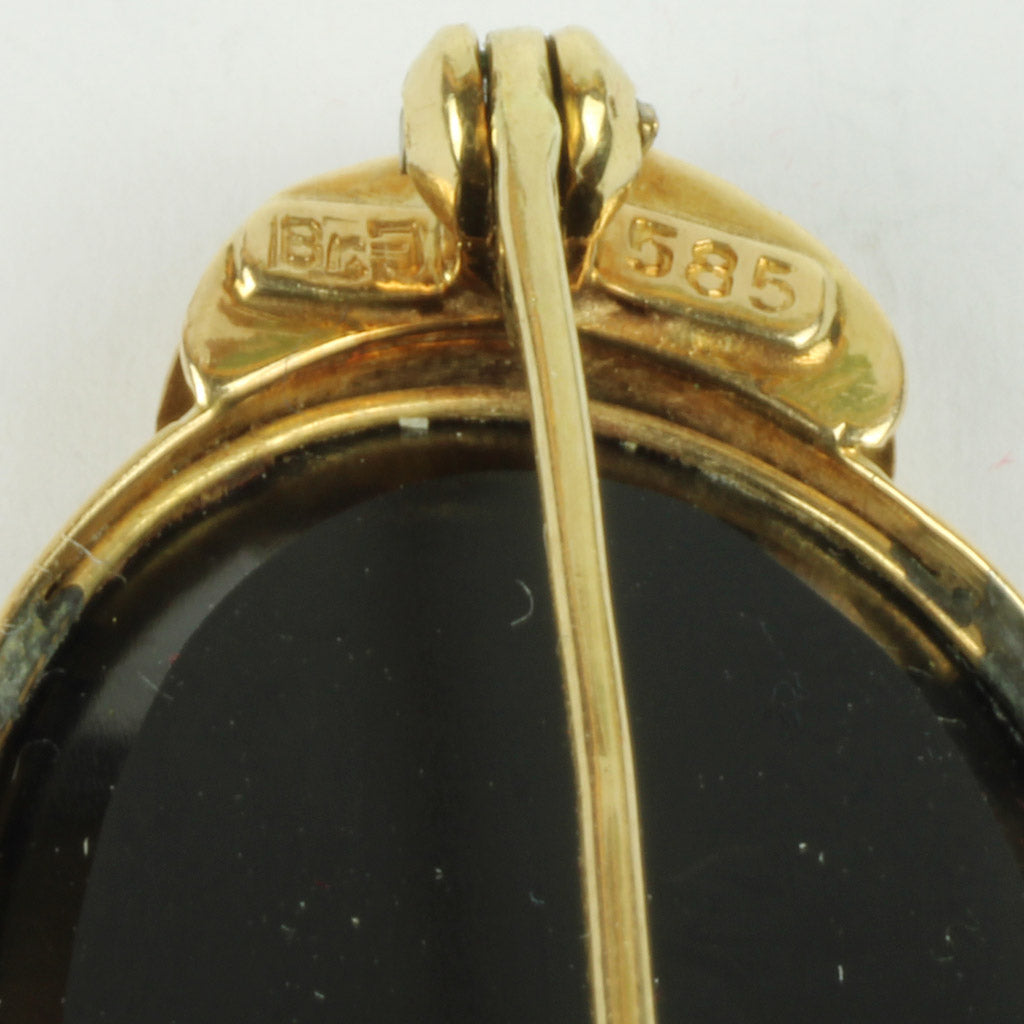 broche bestående af plade i sort onyx med påmonteret ægte kulturperle