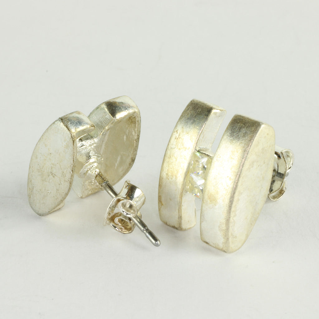 slebne og klare sten i hvidt metal men ingen stempler