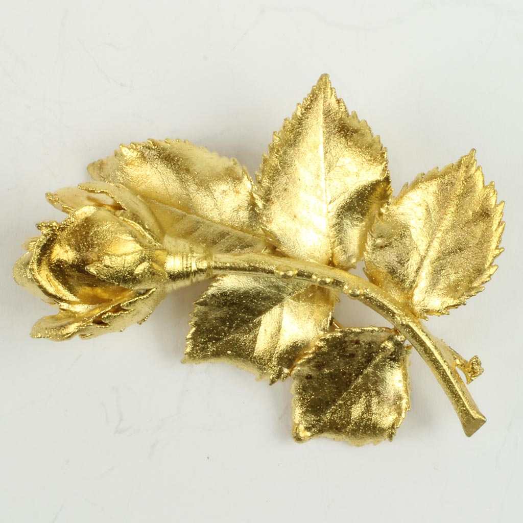 Broche fremstillet af ægte rose der er overflade behandlet