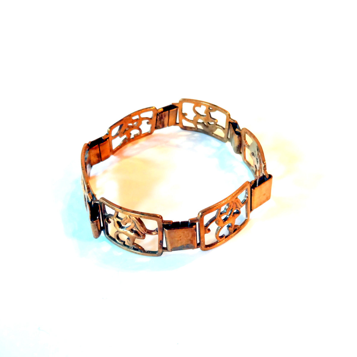 Armbåndet består af seks ens reliefer med springende dådyr