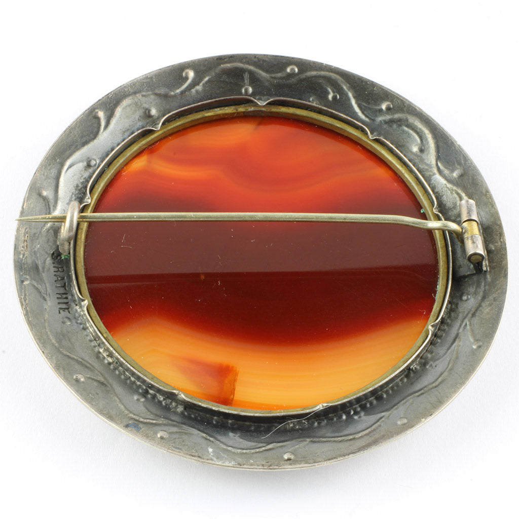 Stor broche med karneol